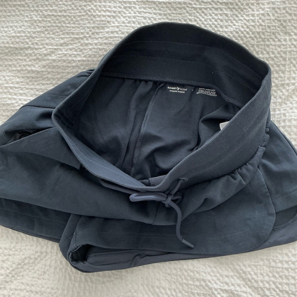 Oldnavy Active Dynamic Fleece Shorts - Picture 5 of 10